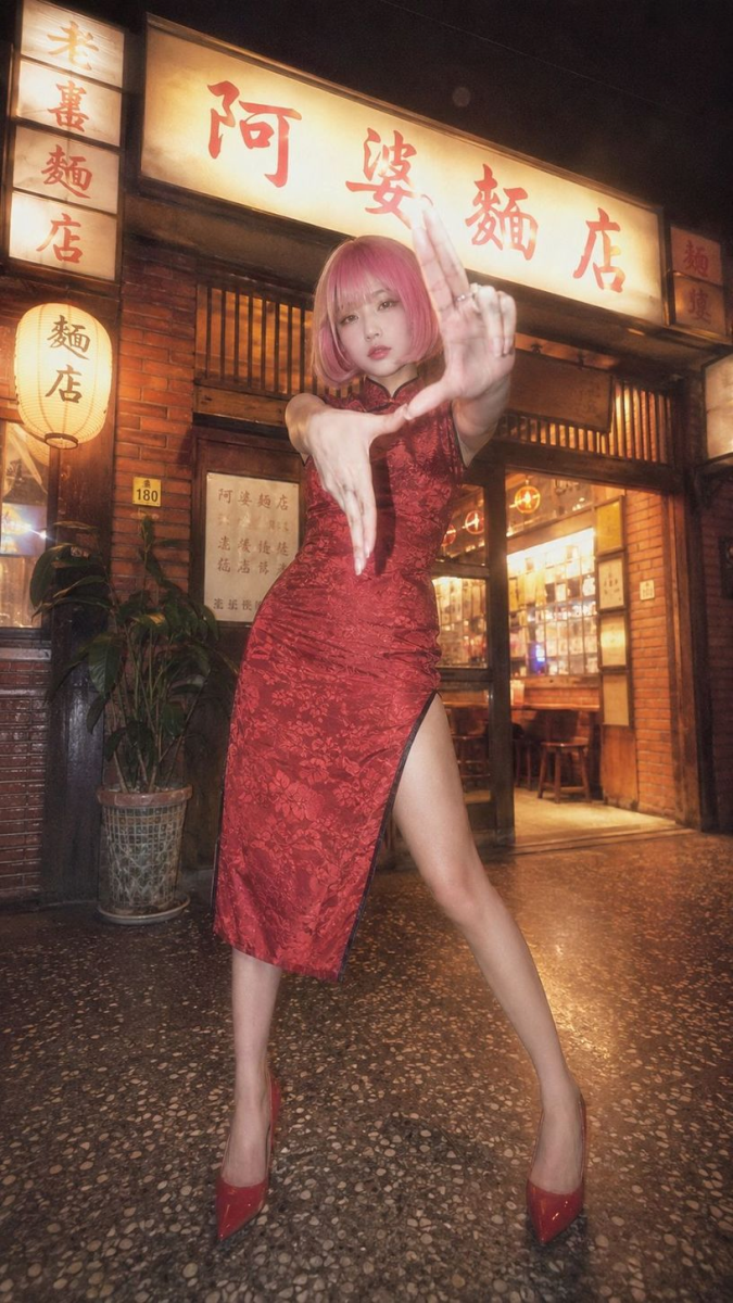红色旗袍与粉色短发：千禧复古少女美学