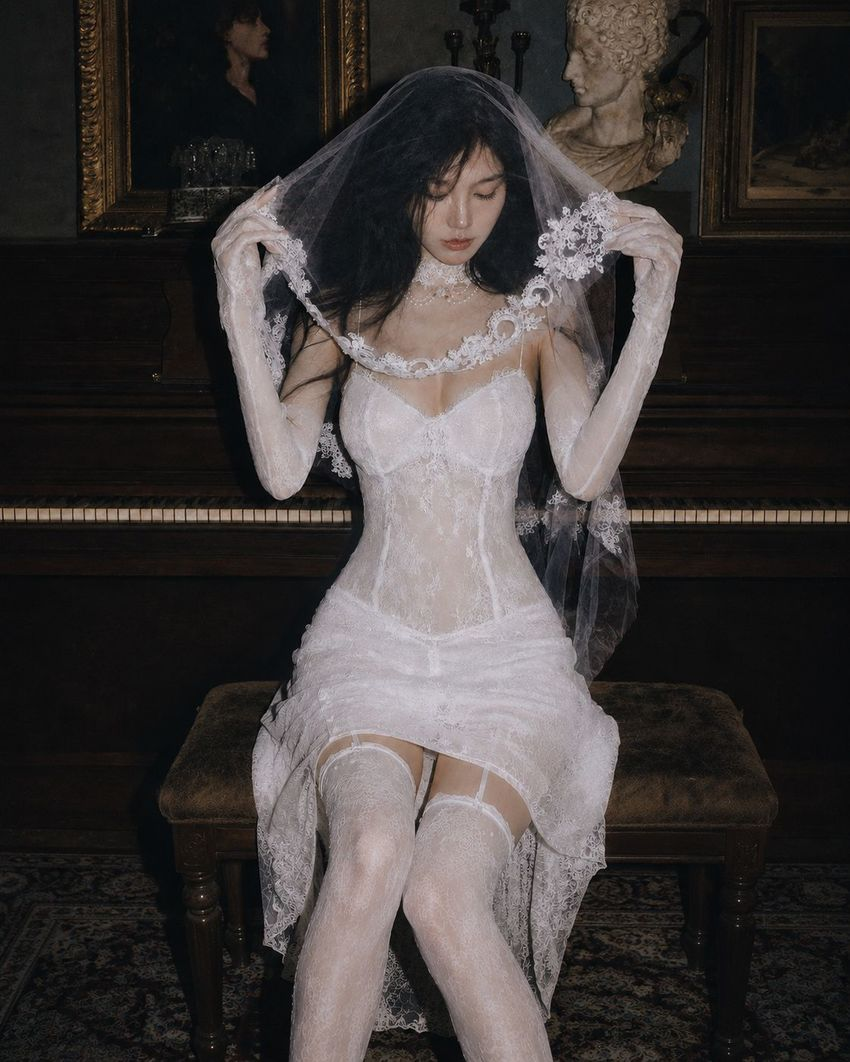 黑色琴房里的白色花嫁：复古闪光婚纱写真