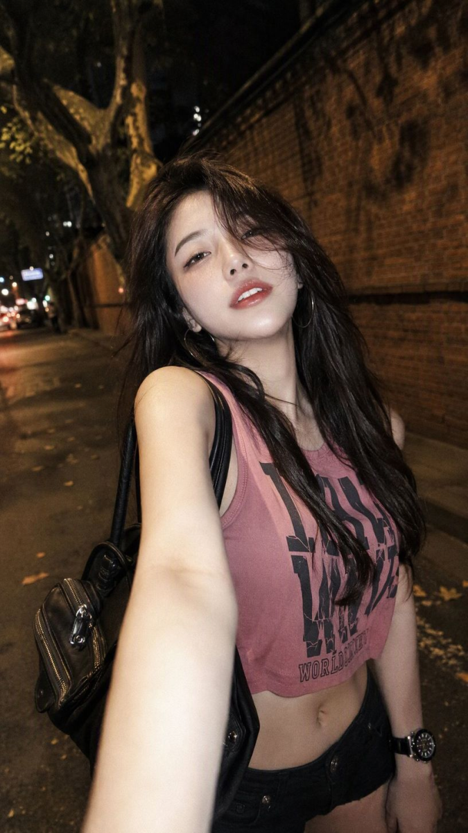 抖音夜拍美学:午夜街头的失焦自拍