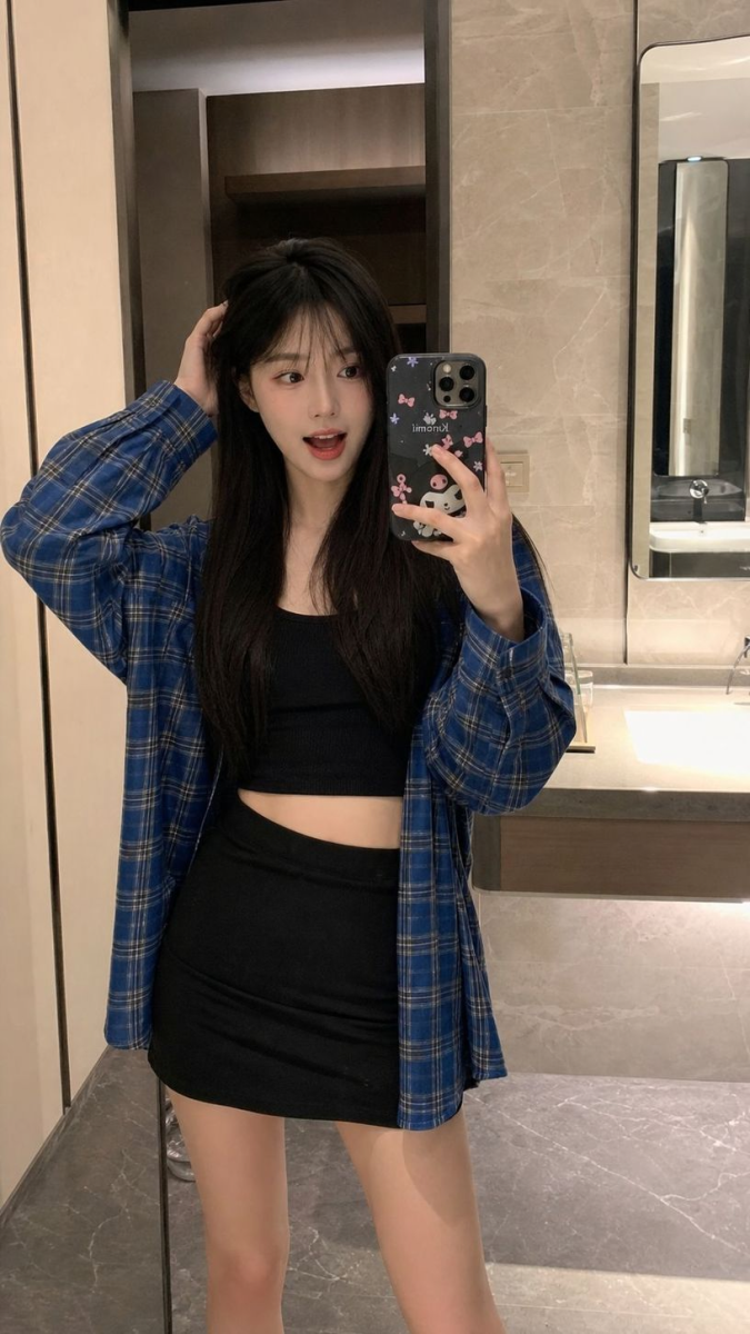 蓝格子女孩的镜前自拍