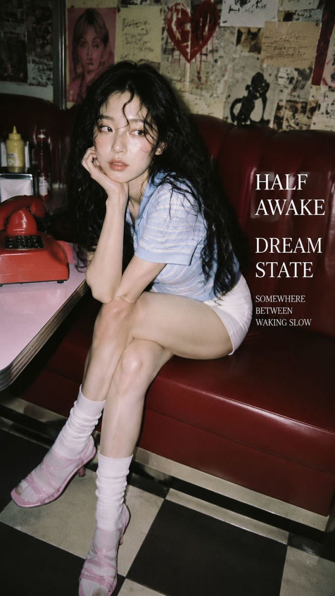 复古餐厅里的梦游少女