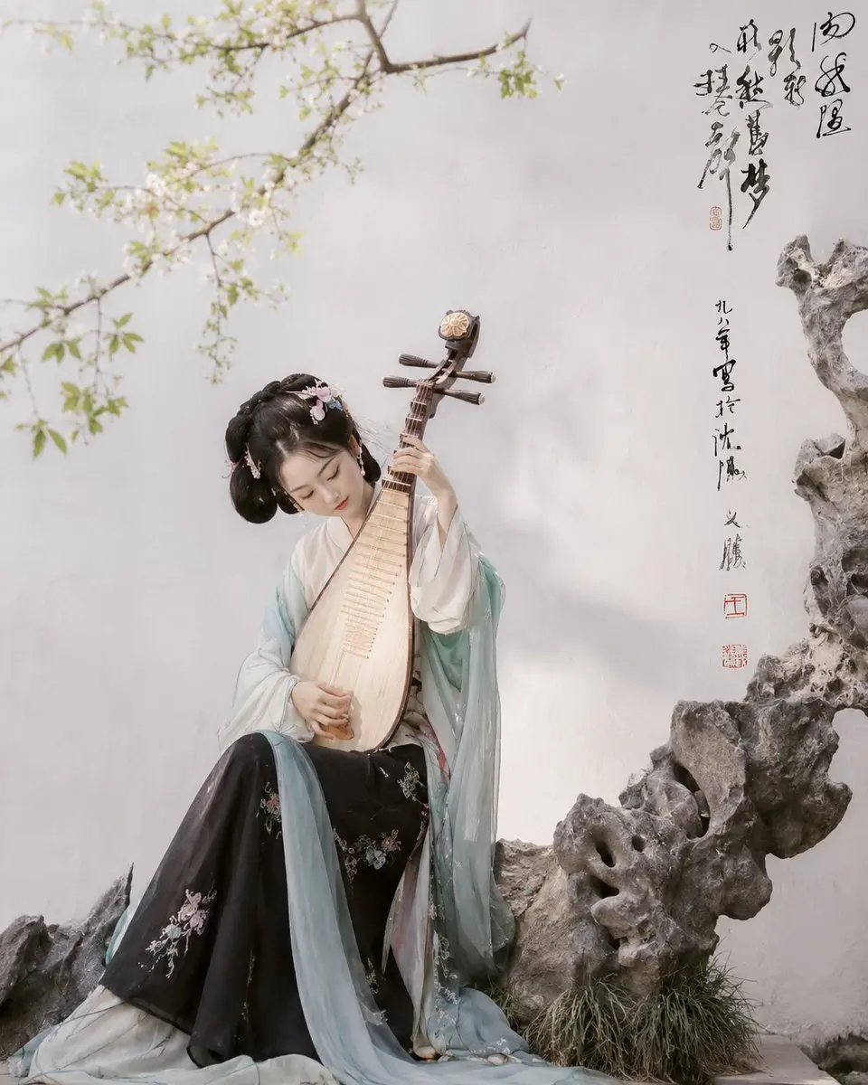 No. 8: 社交媒体帖子 - 汉服琵琶园林人像