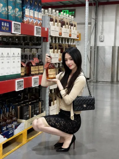 会员仓储超市酒水区｜生活抓拍感写真 Prompt